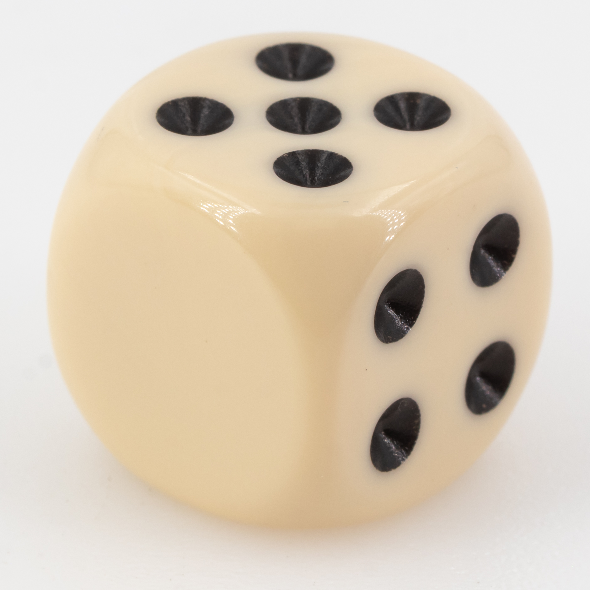 16mm Würfel in elfenbein / schwarz Satt ohne "6"