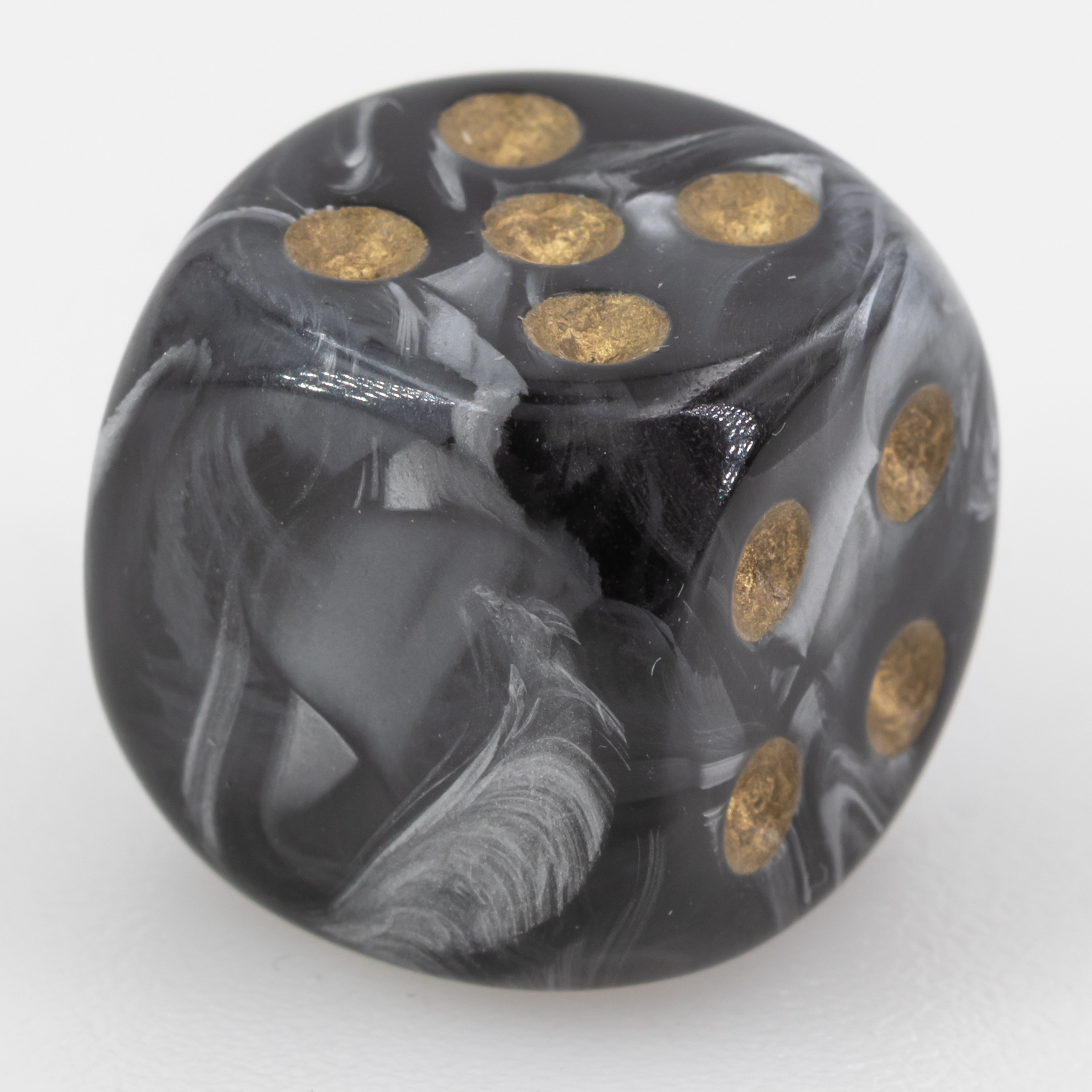 16mm Würfel in dunkelsilber / weiss Seide ohne "6"