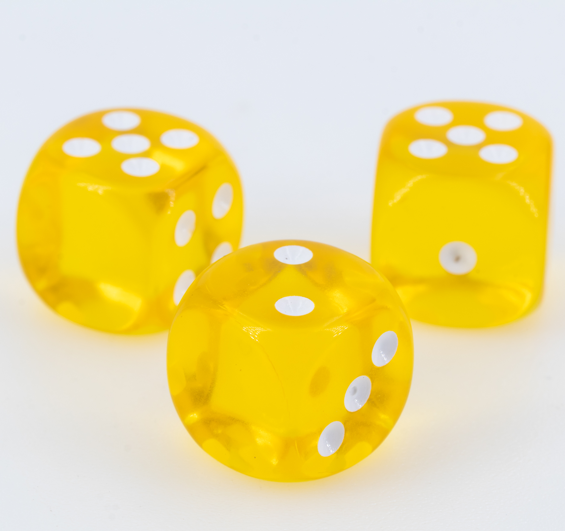 16mm Würfel in gelb transparent / weiß Transparent ohne "6"