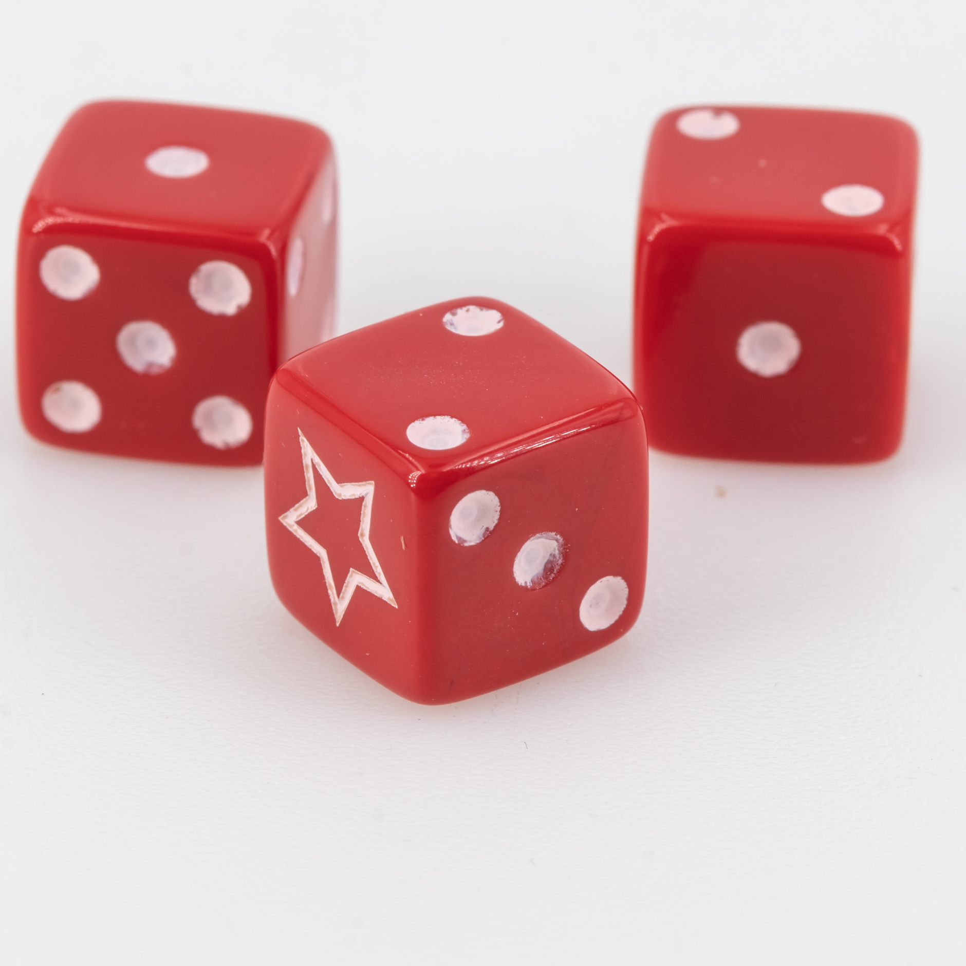 14mm Würfel mit Stern auf der 6 in rot / weiß satt