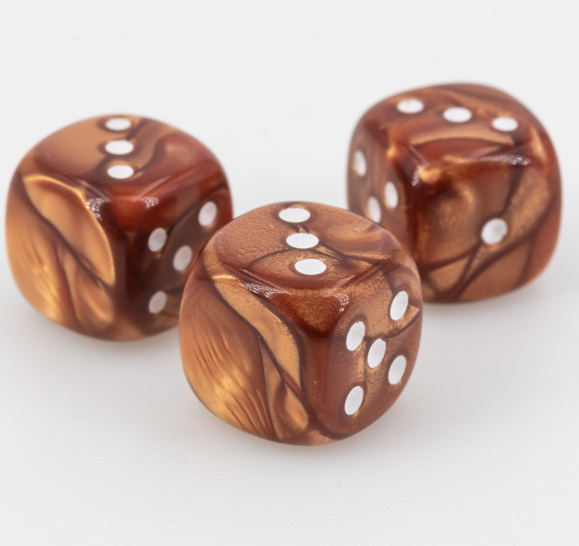 16mm Würfel in braun / weiss Seide ohne "6"