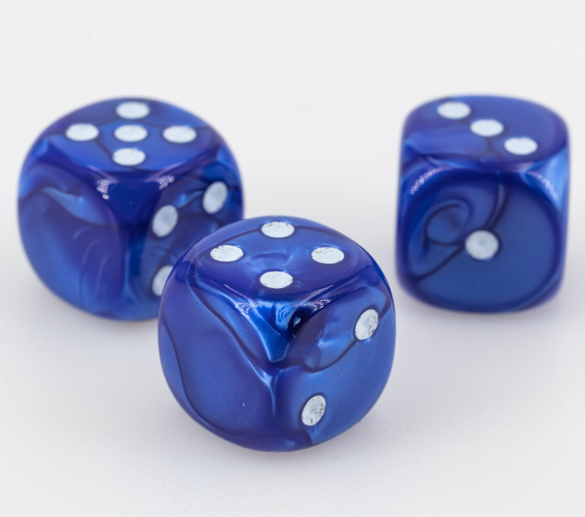 16mm Würfel in blau / weiss Seide ohne "6"