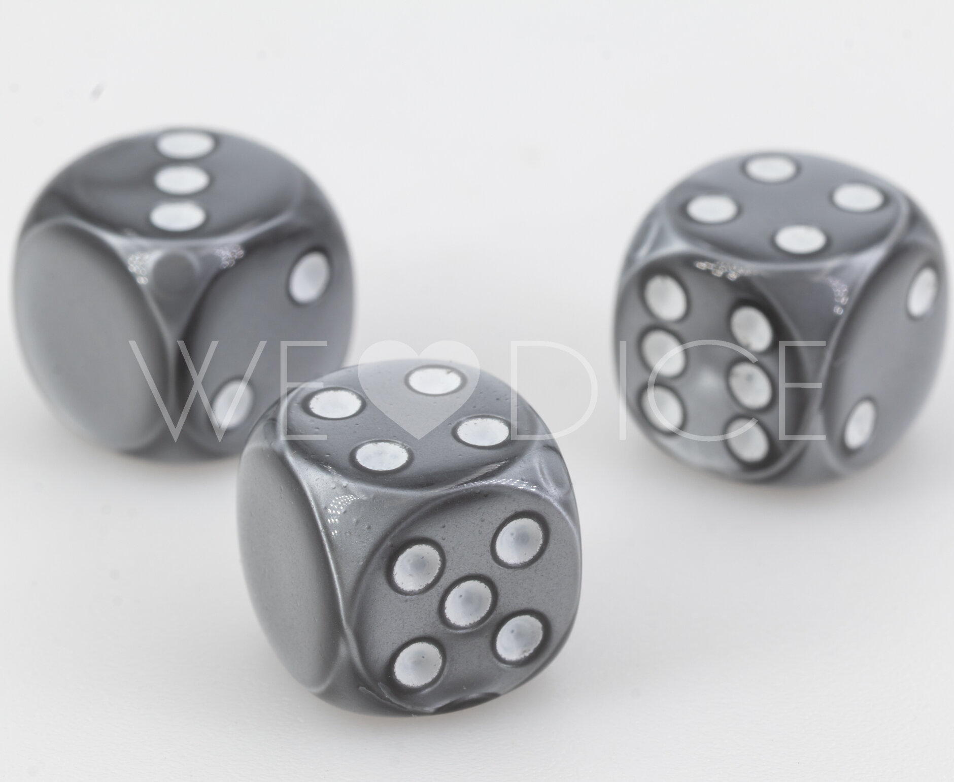 16mm Würfel in silbergrau / weiss Seide ohne "1"