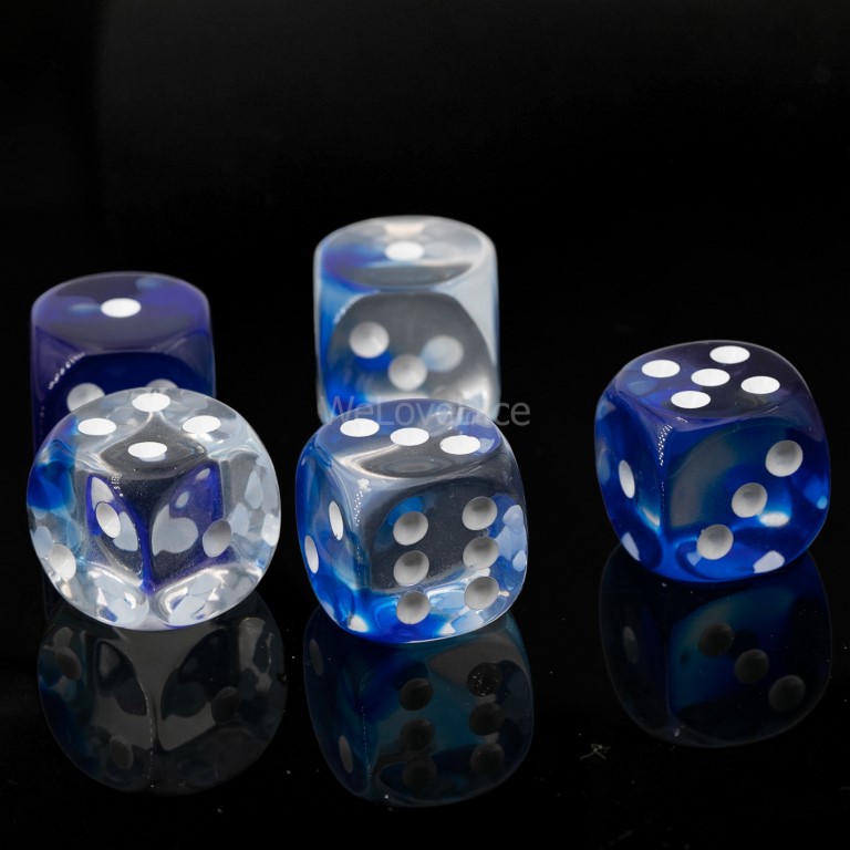 16mm Würfel in kristall blau  / weiß 2-Ton