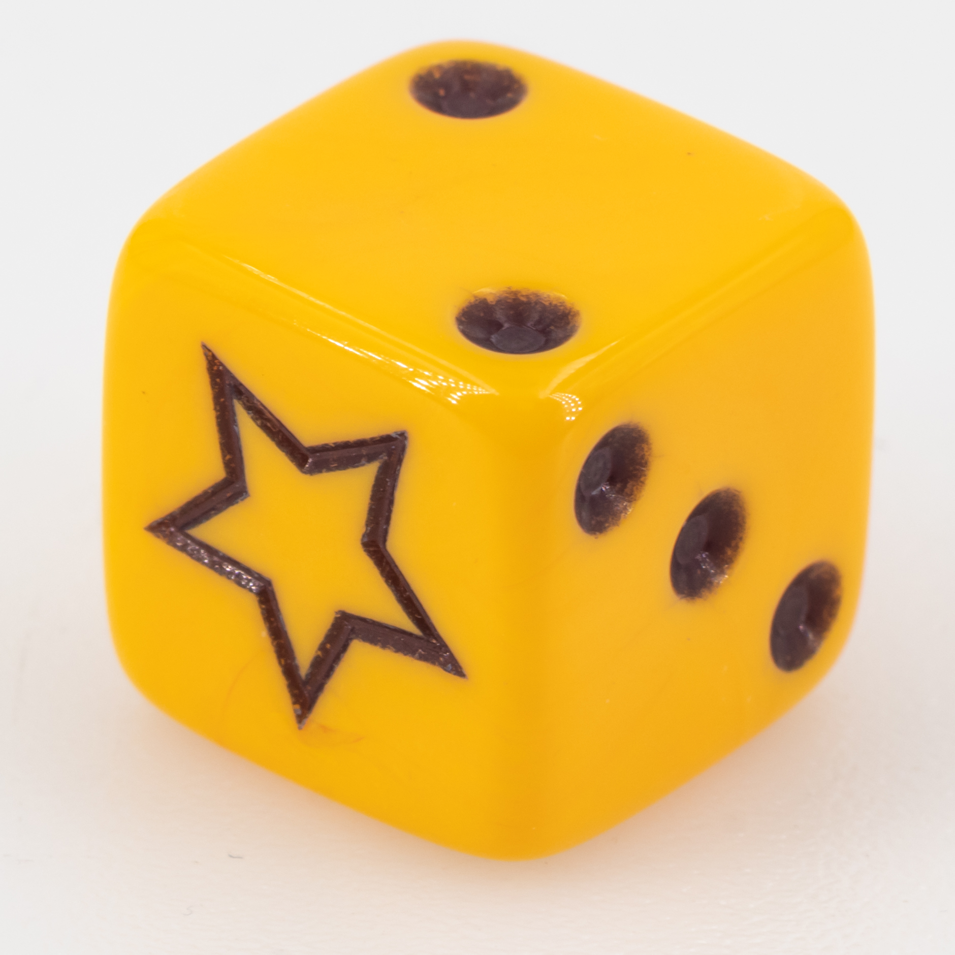 14mm Würfel mit Stern auf der 6 in gelb / schwarz satt