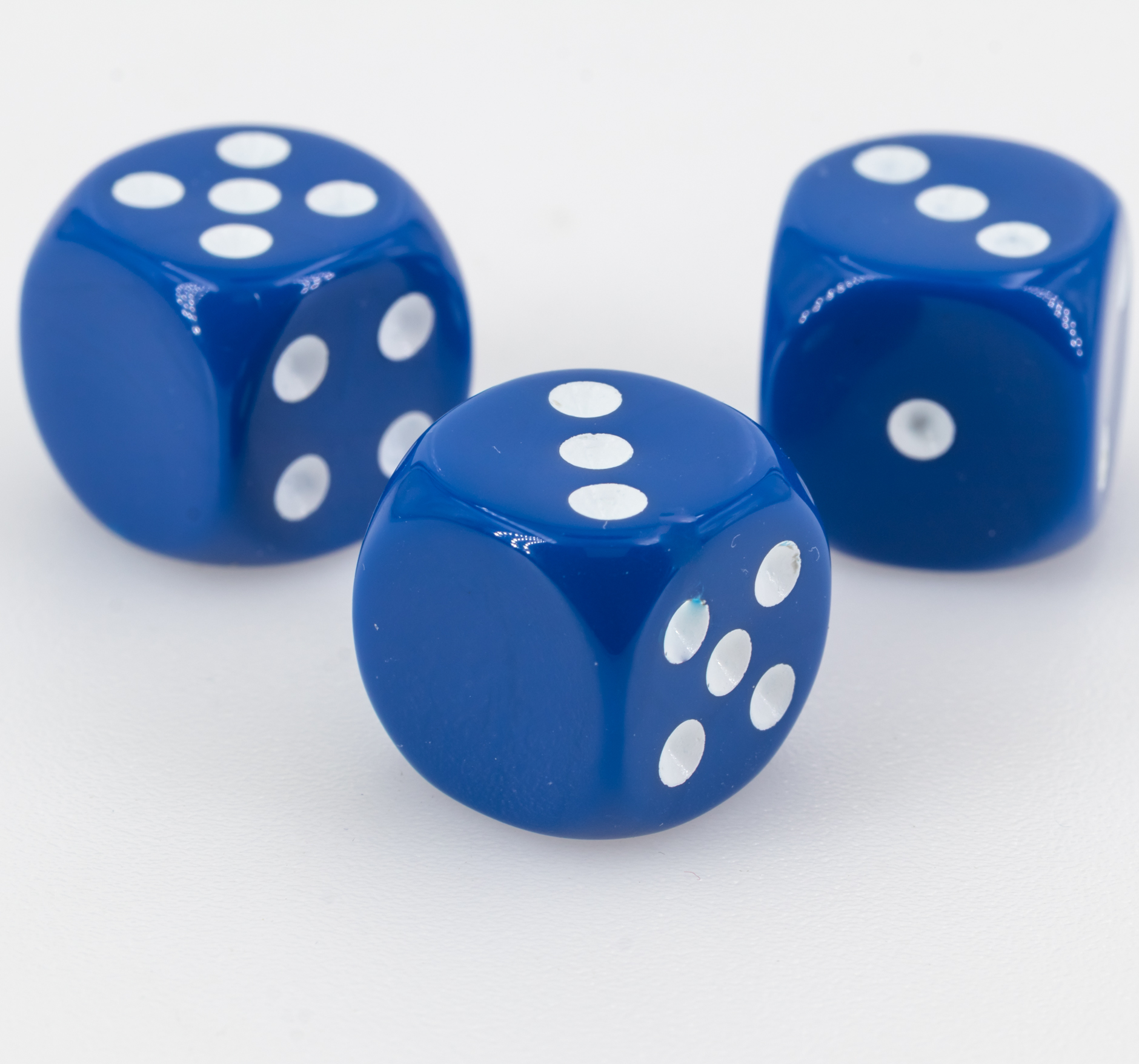 16mm Würfel in dunkelblau / weiß Satt ohne "6"