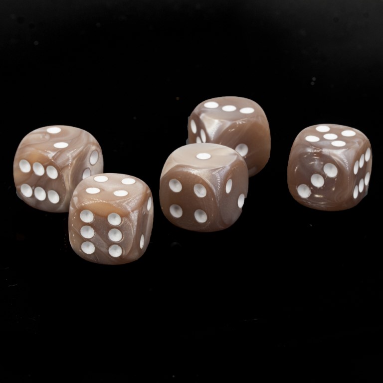 16mm Würfel in beige / weiß Seide