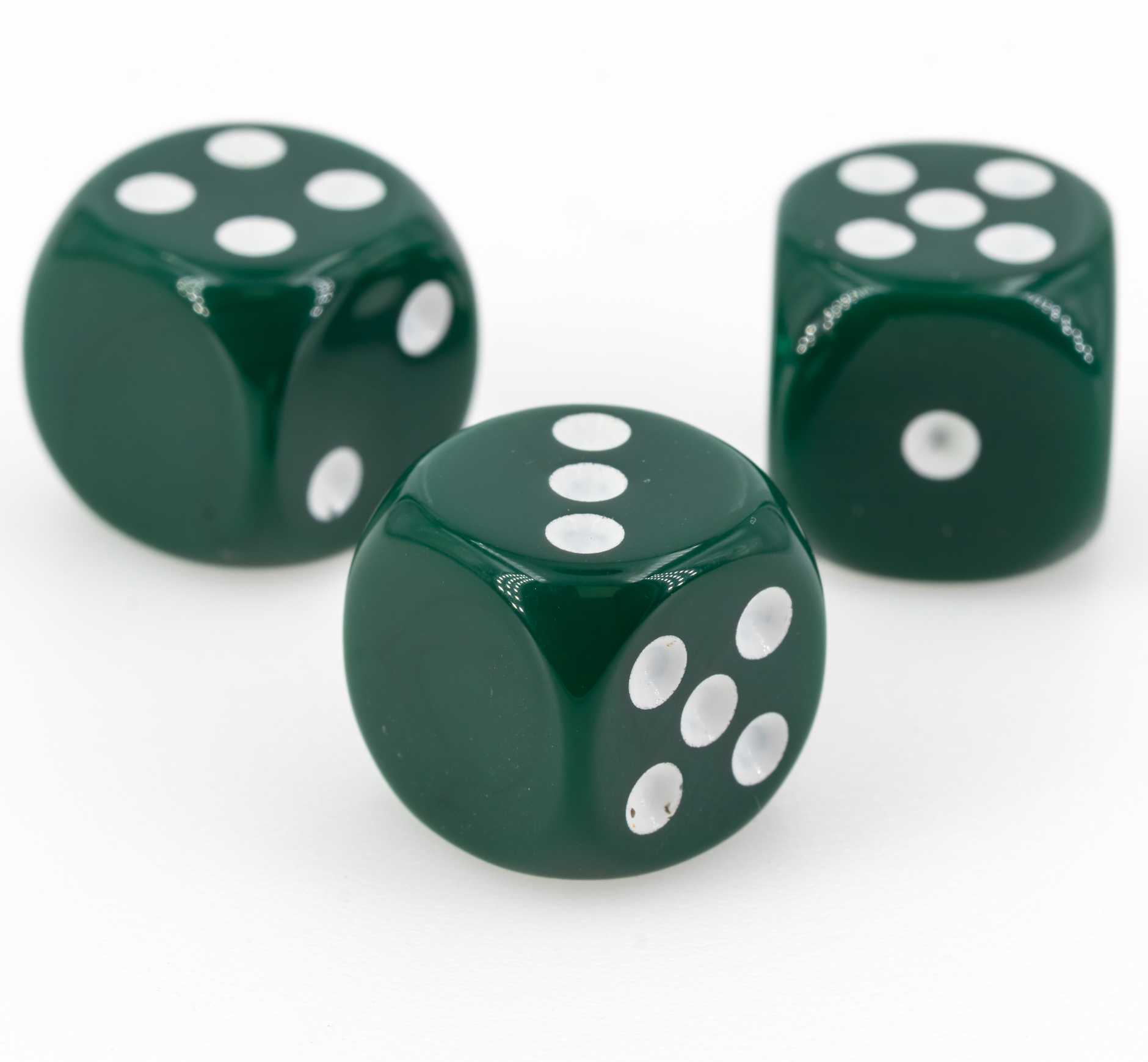 16mm Würfel in dunkelgrün / weiß Satt ohne "6"