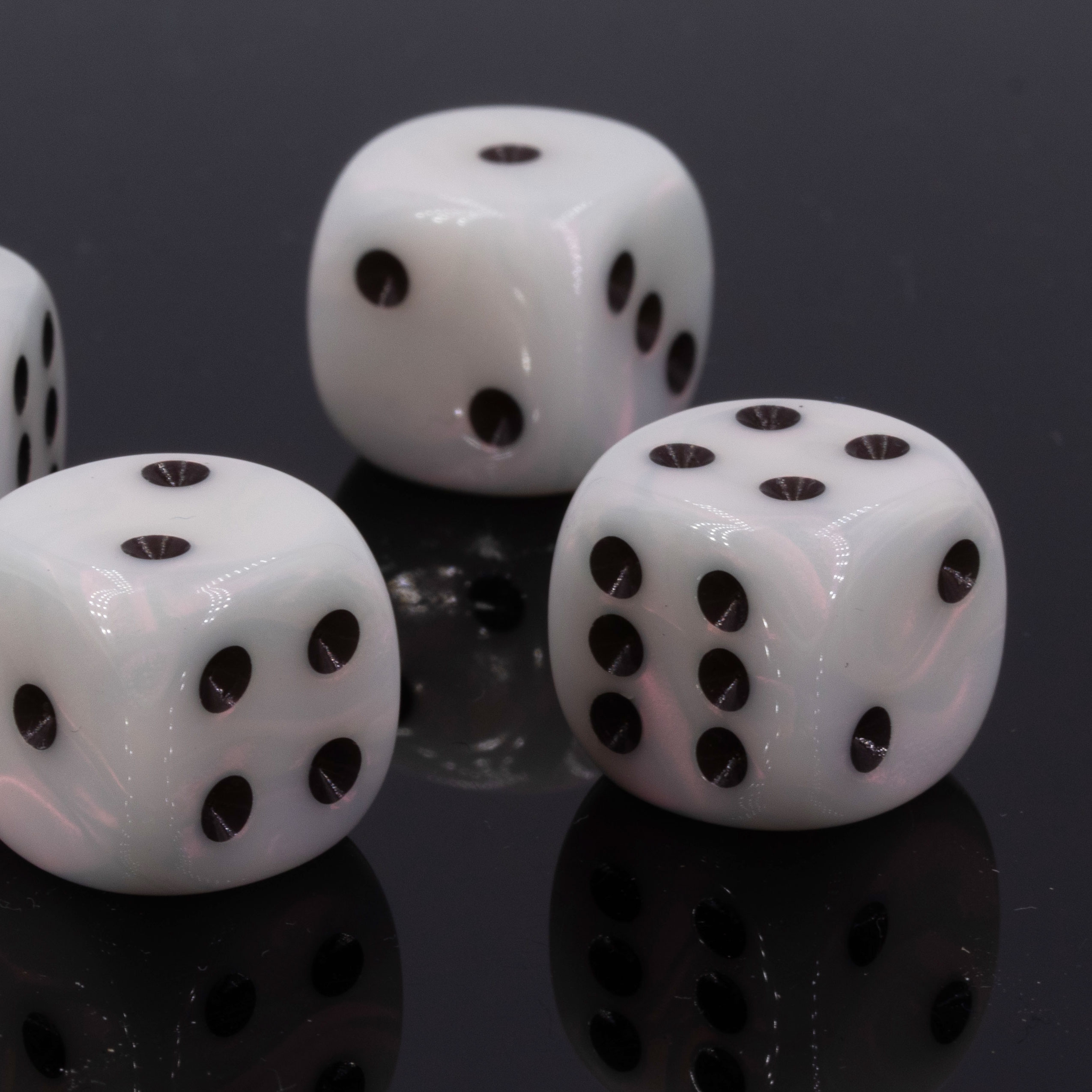 20mm Würfel in weiß / schwarz Seide
