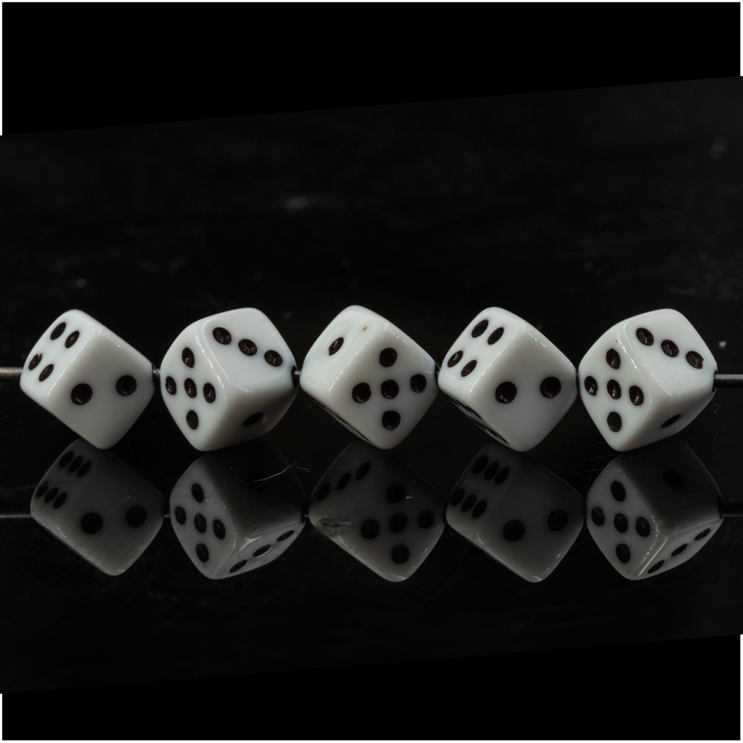 5mm Würfelperle  - weiss / schwarz  Satt, 