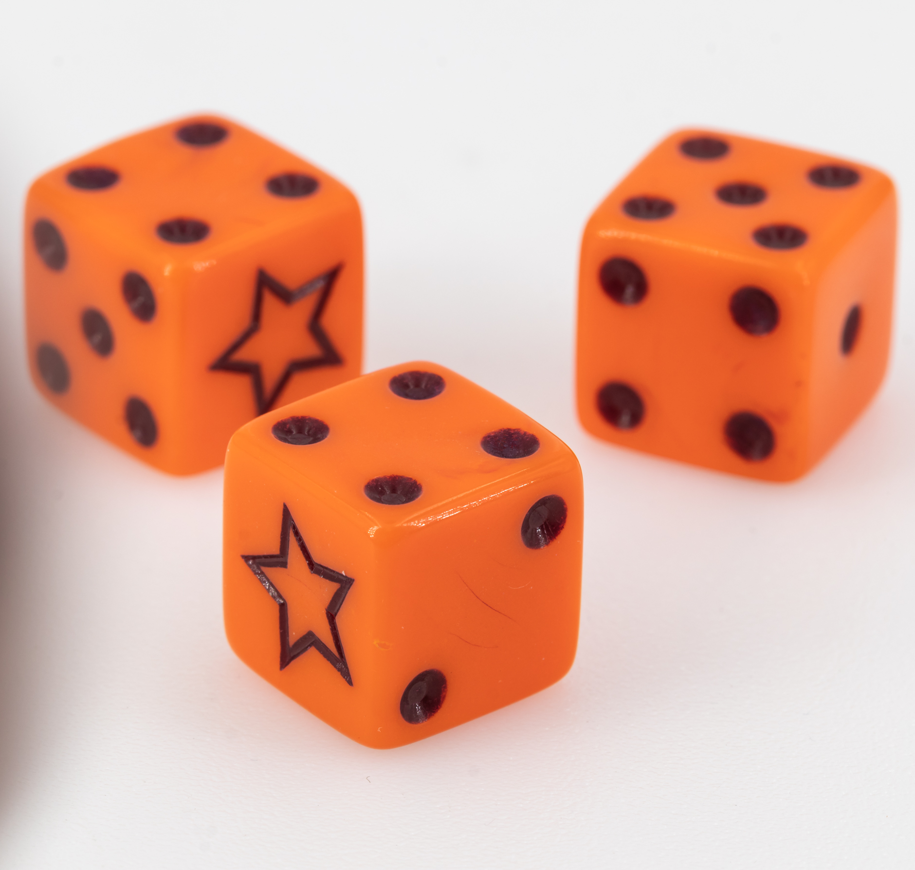 14mm Würfel mit Stern auf der 6 in orange / schwarz satt