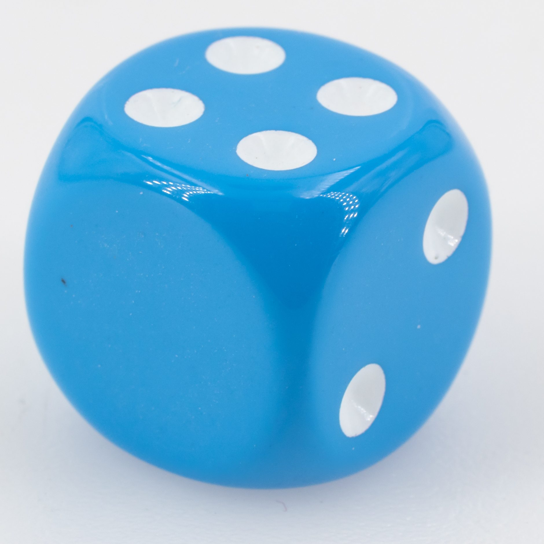 16mm Würfel in hellblau / weiß Satt ohne "6"