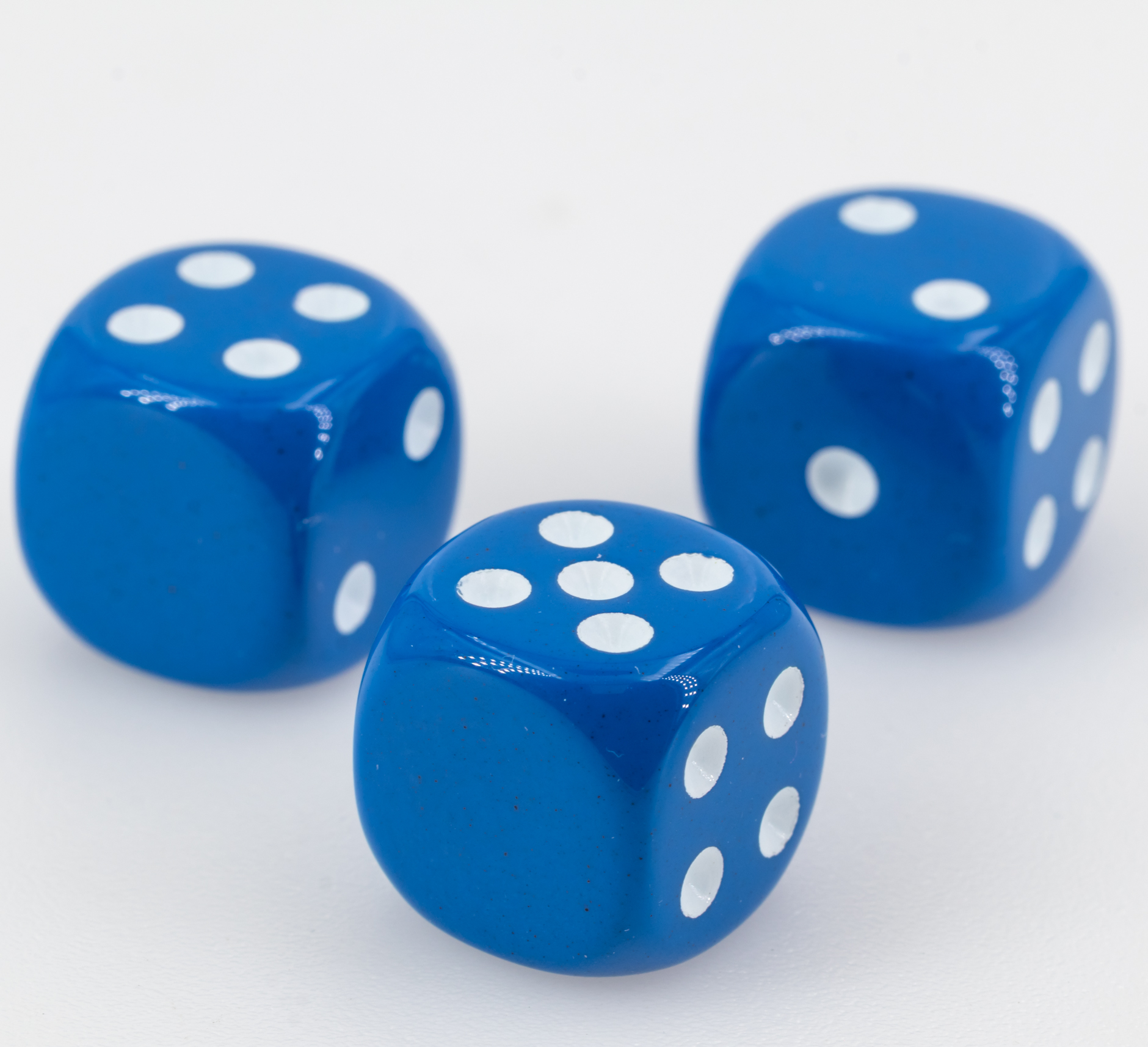 16mm Würfel in dunkelblau / weiß Satt ohne "6"