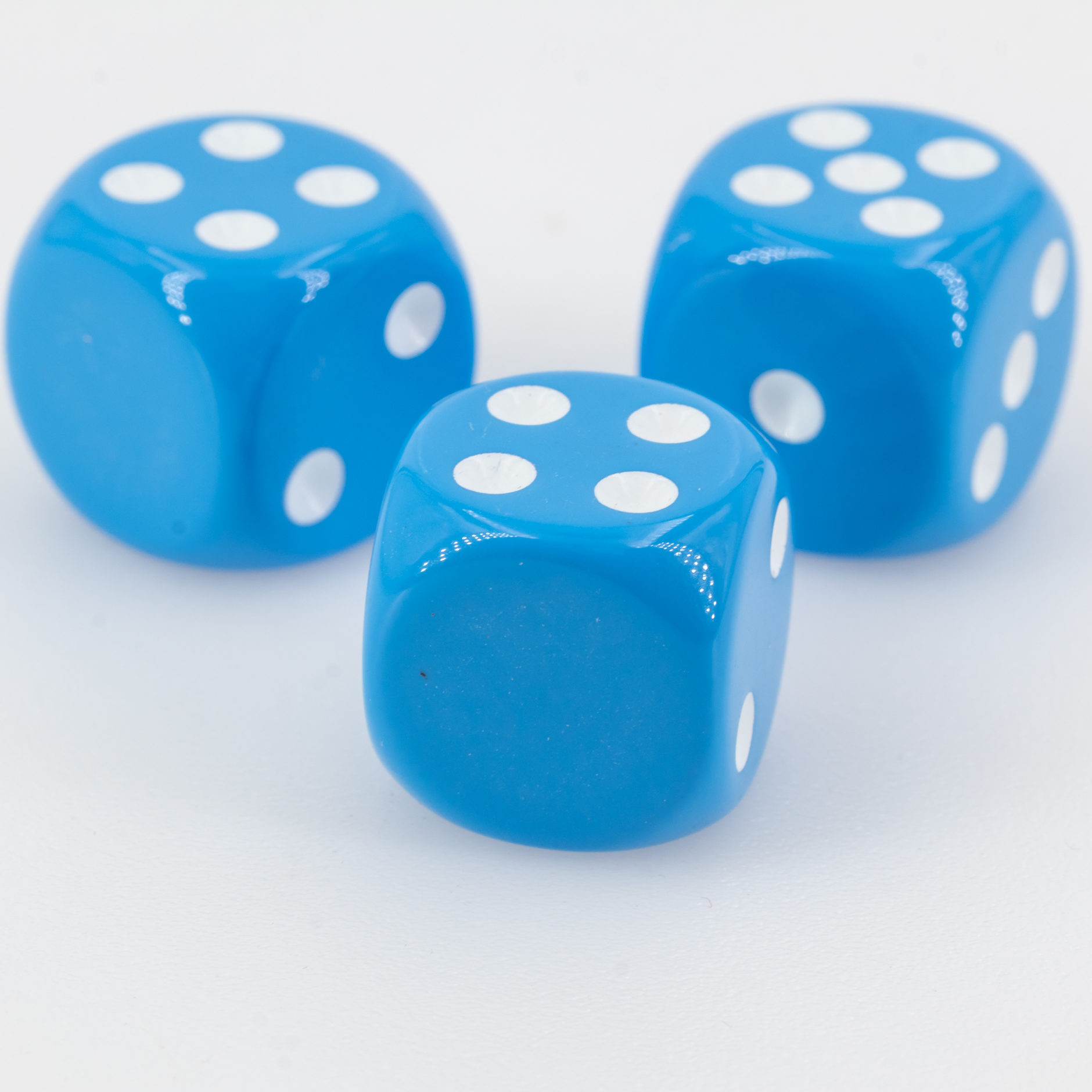 16mm Würfel in hellblau / weiß Satt ohne "6"