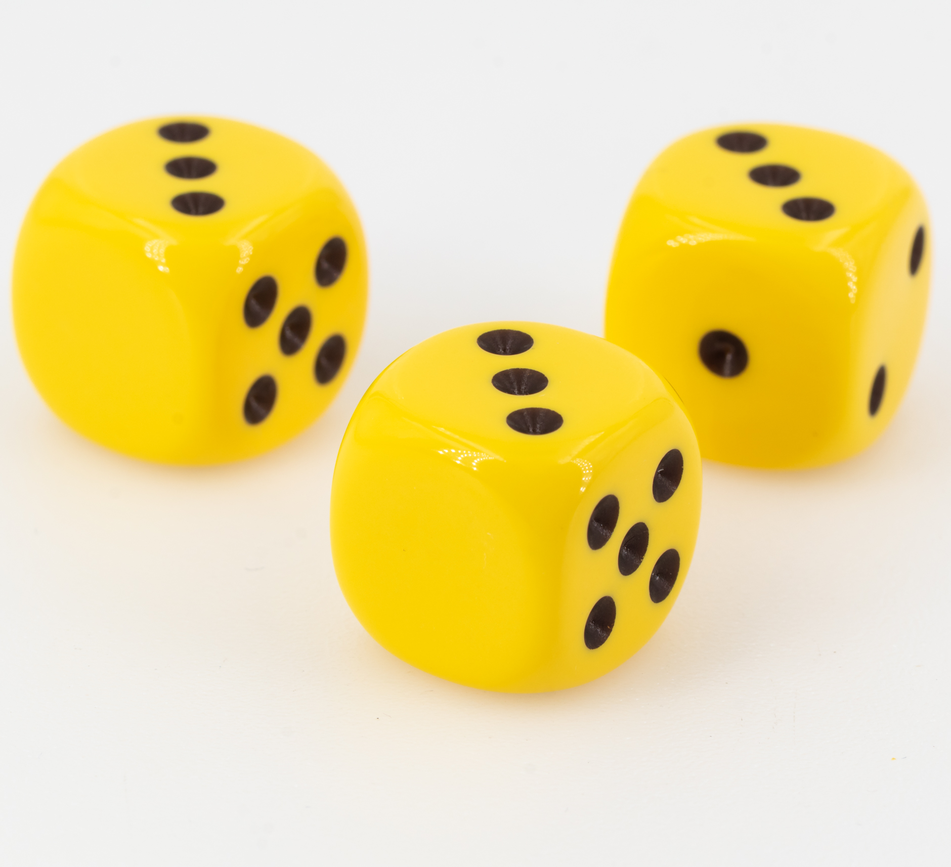 16mm Würfel in gelb / schwarz Satt ohne "6"
