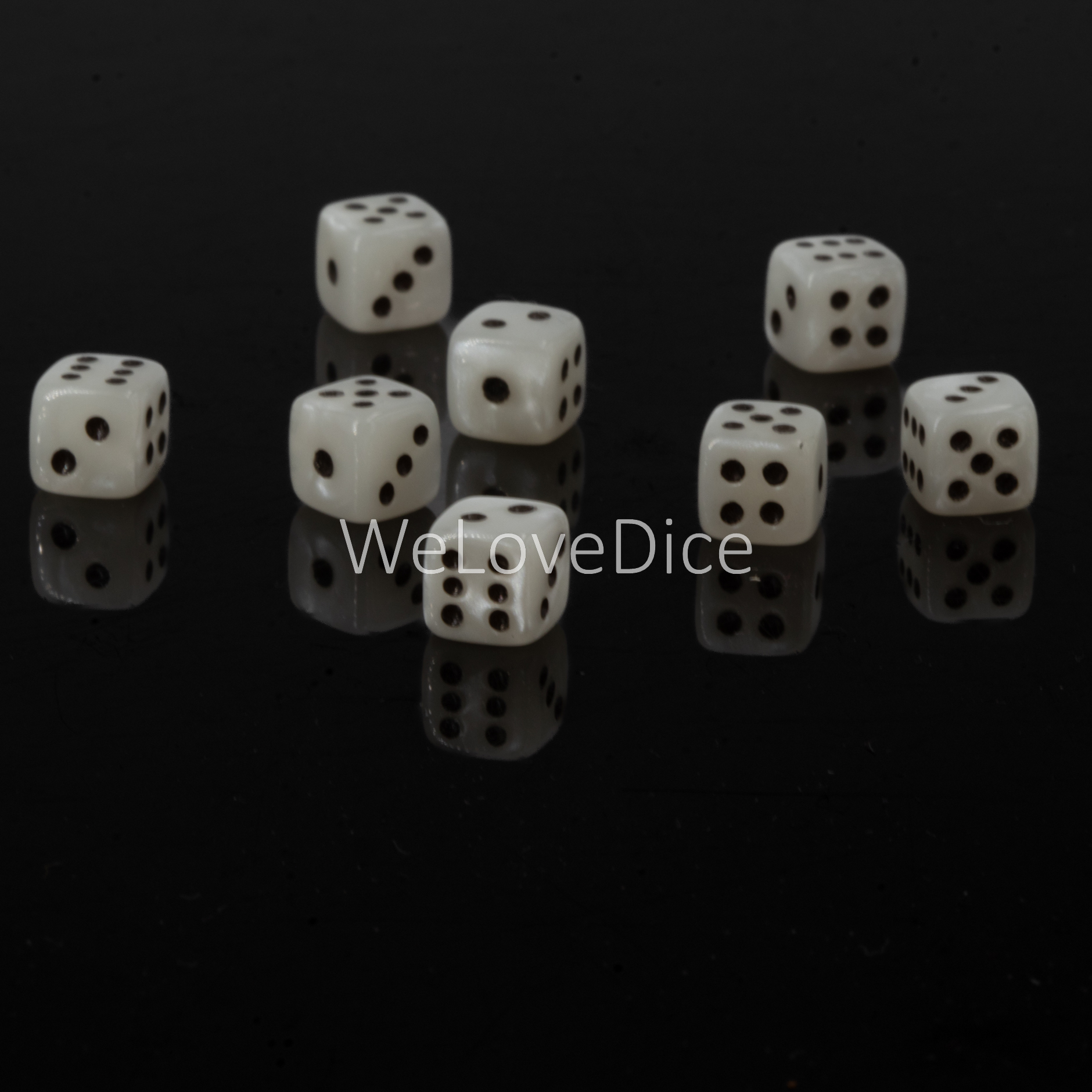 7mm Würfel in weiß / schwarz Seide