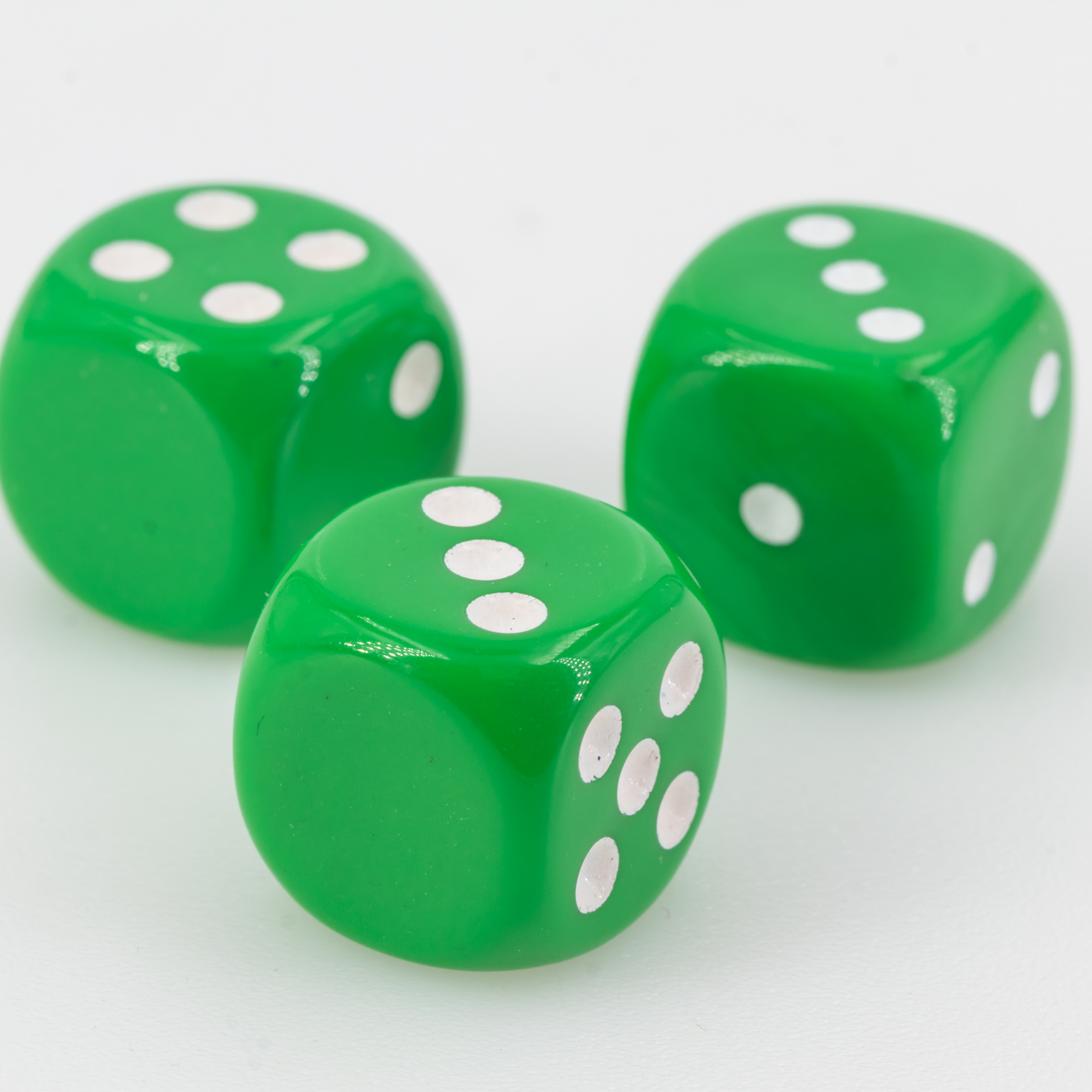 16mm Würfel in hellgrün / weiß Satt ohne "6"