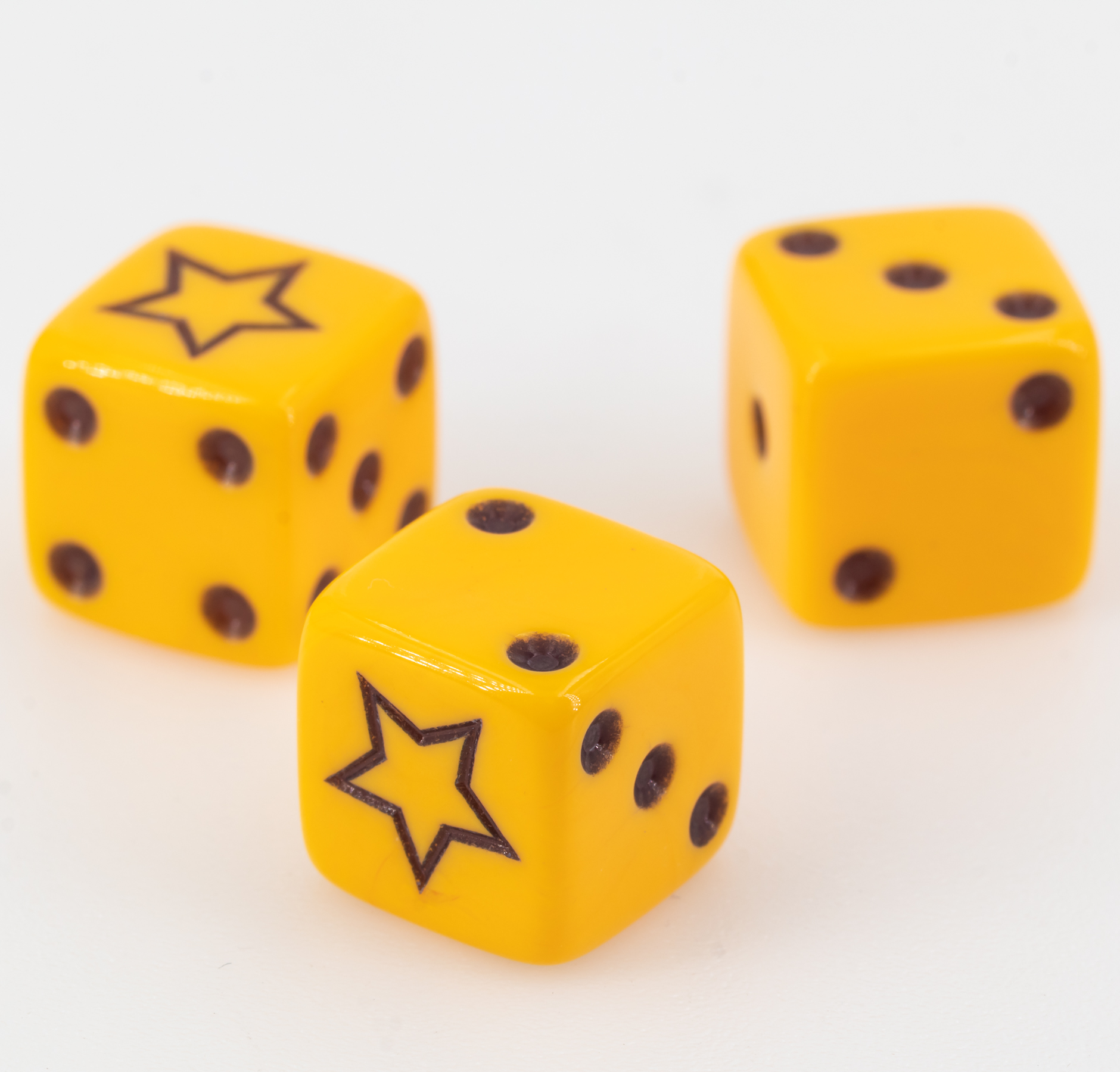 14mm Würfel mit Stern auf der 6 in gelb / schwarz satt