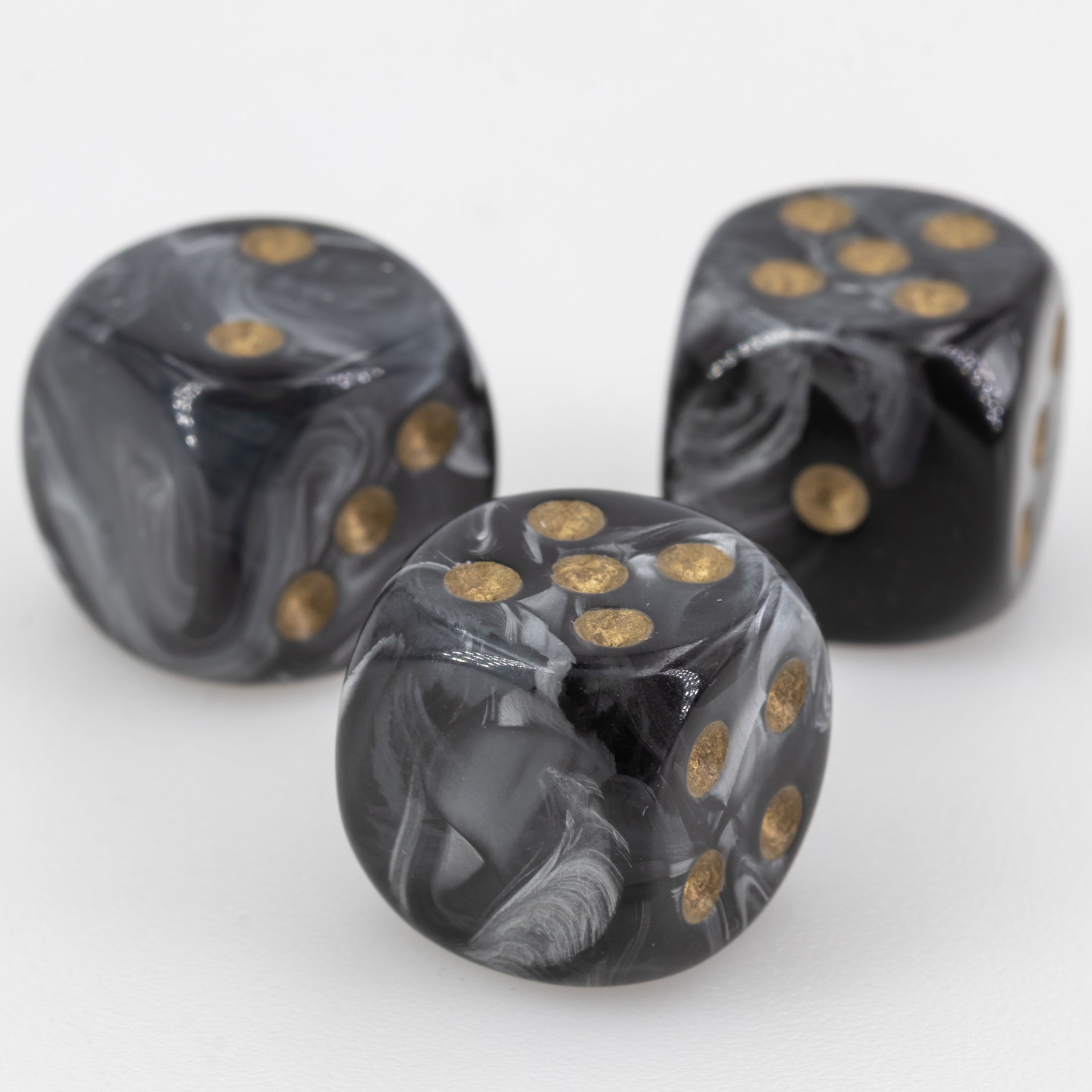 16mm Würfel in dunkelsilber / weiss Seide ohne "6"