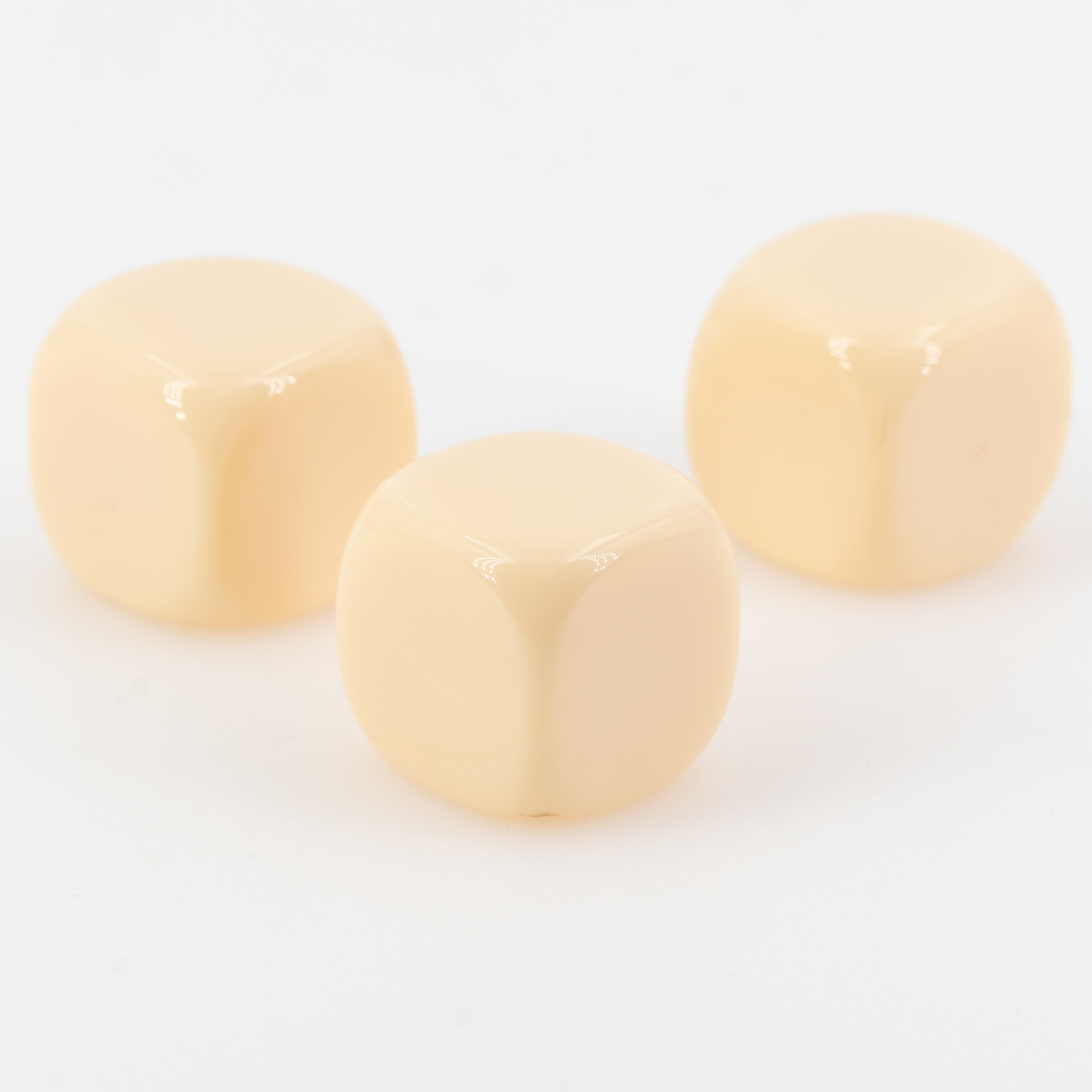 16mm Blanko Würfel in elfenbein Satt