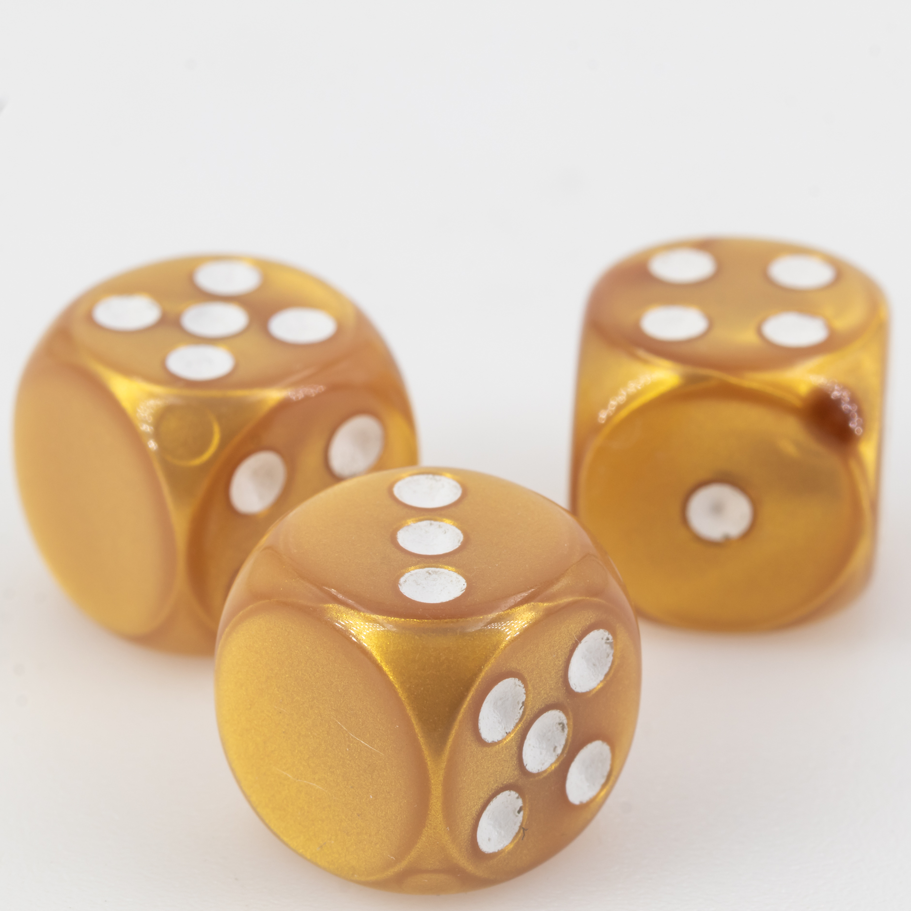 16mm Würfel in goldgelb / weiss Seide ohne "6"