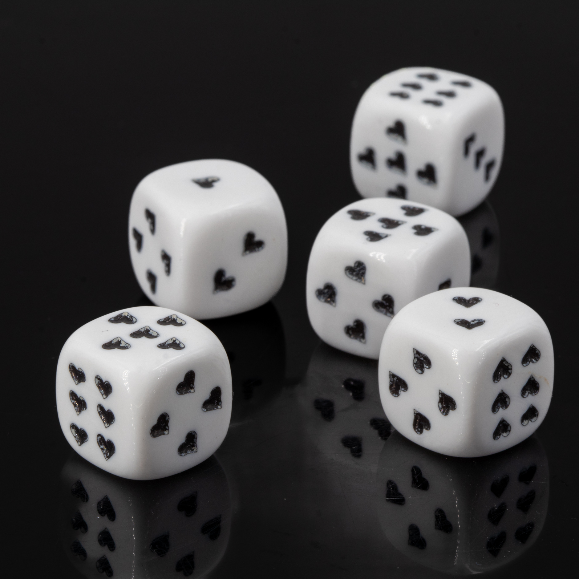 Herz Würfel in weiss / schwarz Satt