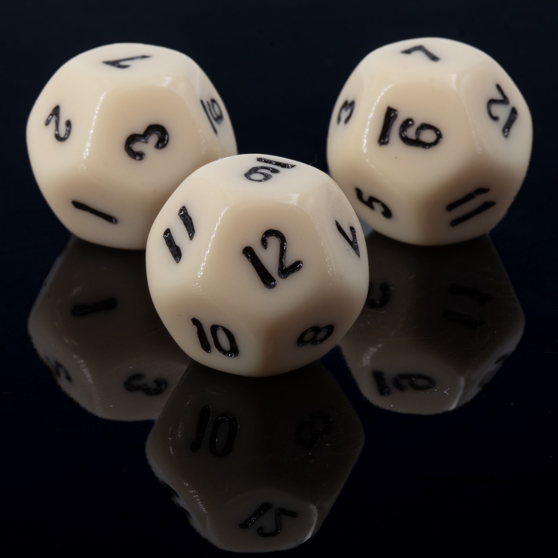 W12 Würfel in elfenbein / schwarz Satt