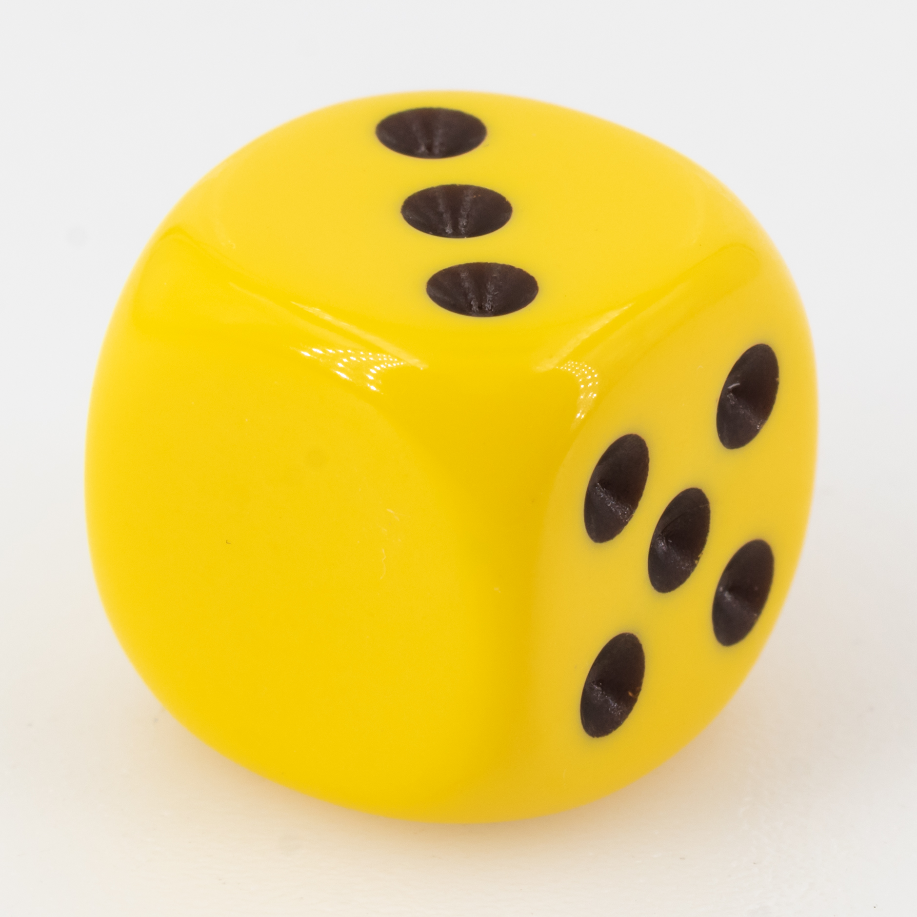 16mm Würfel in gelb / schwarz Satt ohne "6"