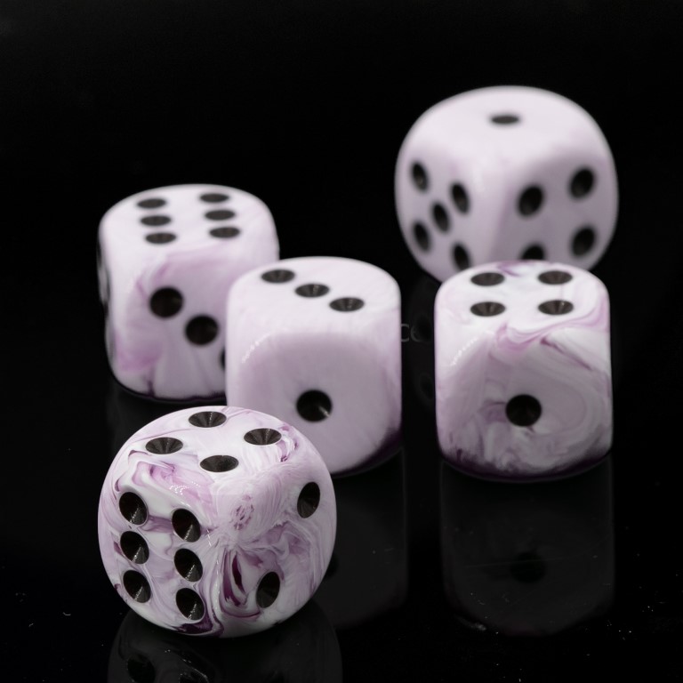 12mm Würfel in ice cream lila / schwarz Marmor