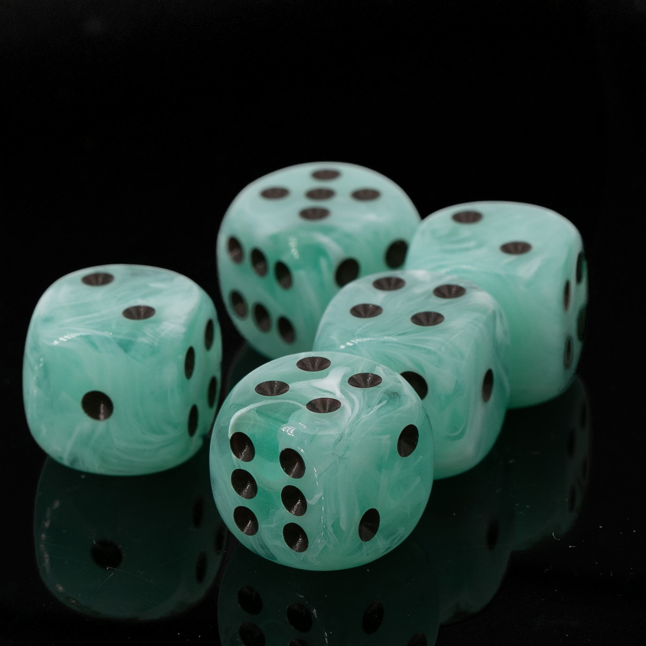 16mm Würfel in rauchiges jade / schwarz Marmor