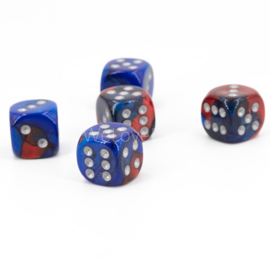 12mm Würfel in blau rot / silber Seide