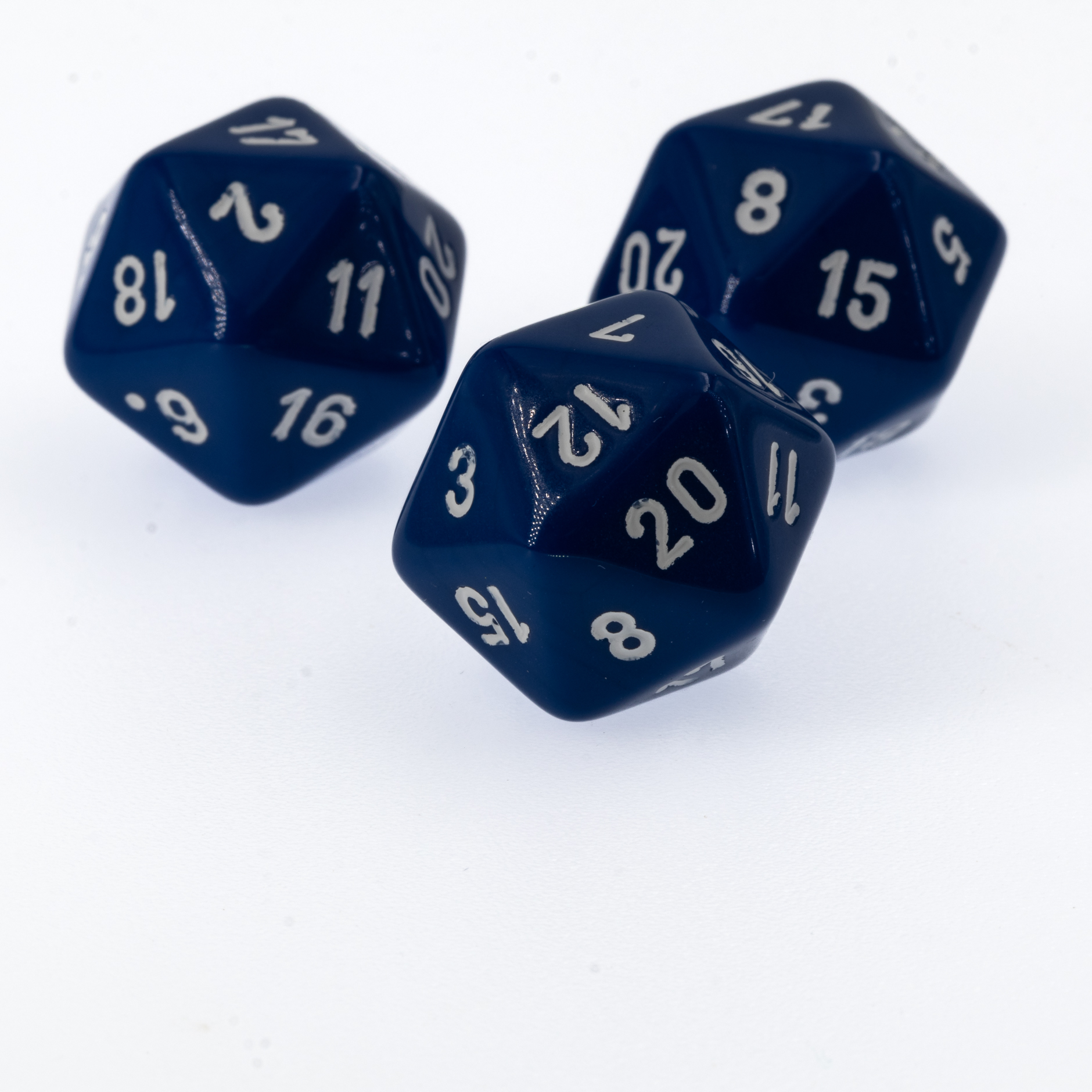 W20 Würfel in dunkelblau / weiß Satt