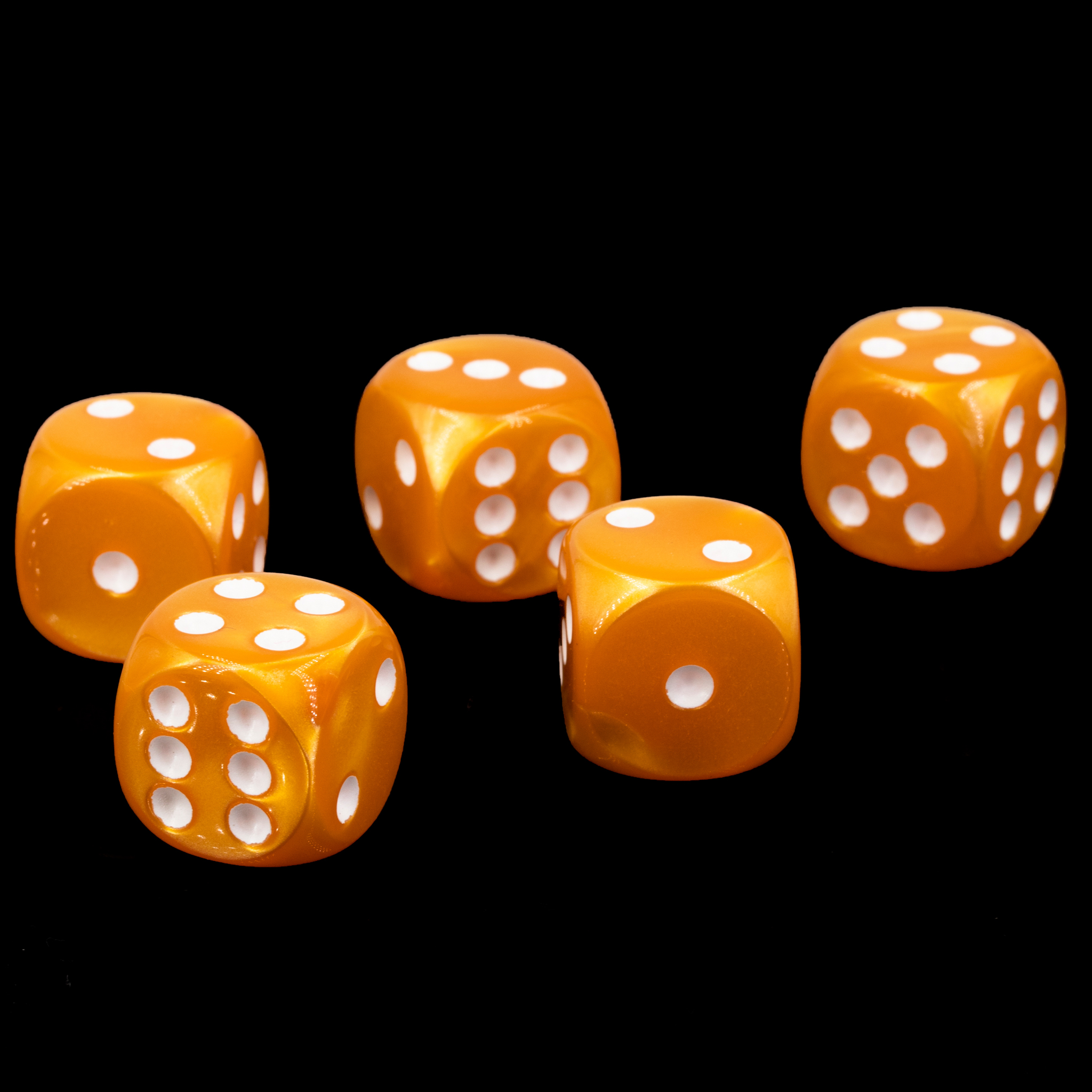 10mm Würfel in orange / weiß Seide