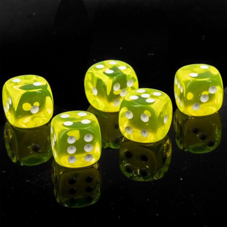 12mm Würfel in neon gelb / weiß Transparent