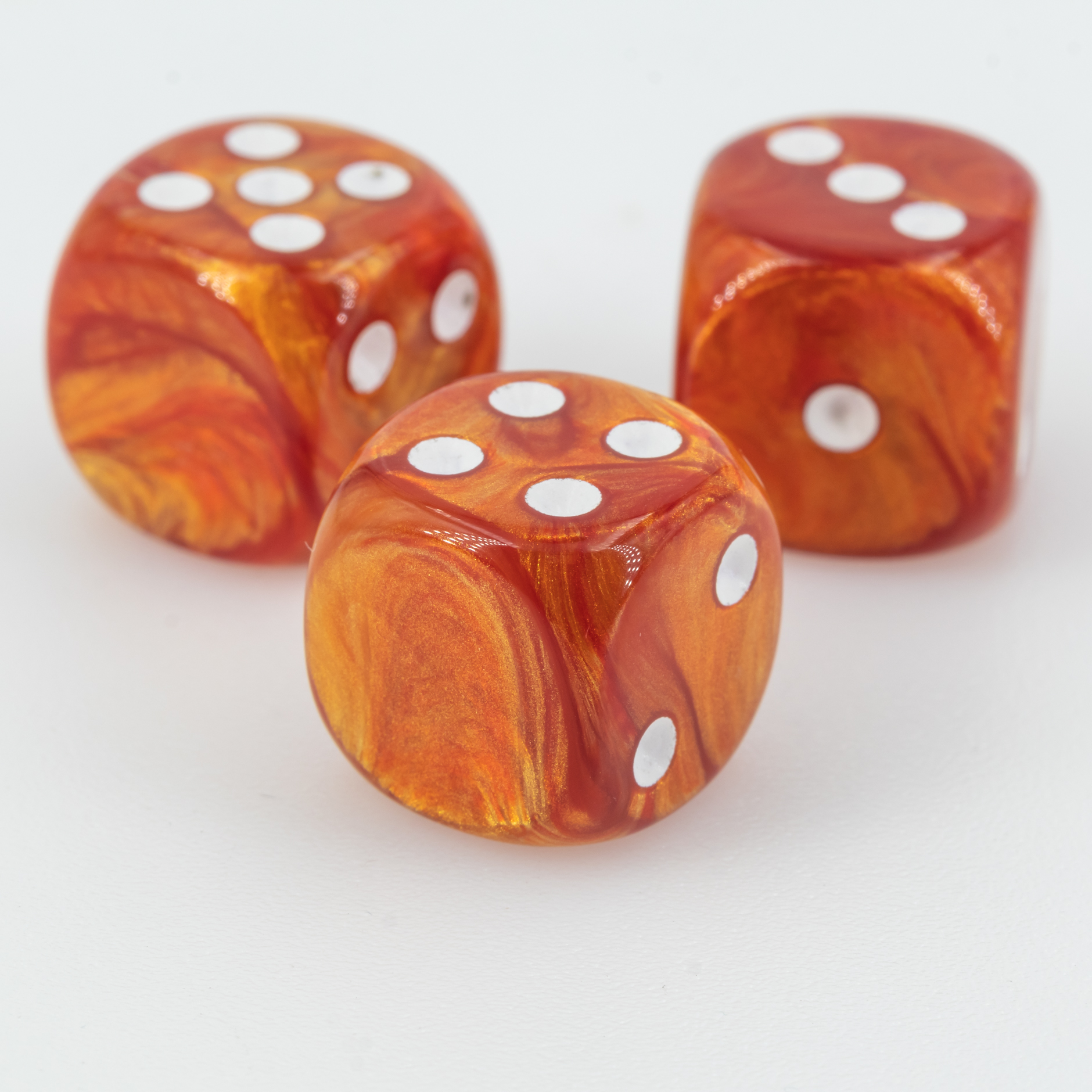 16mm Würfel in orange / weiss Seide ohne "6"