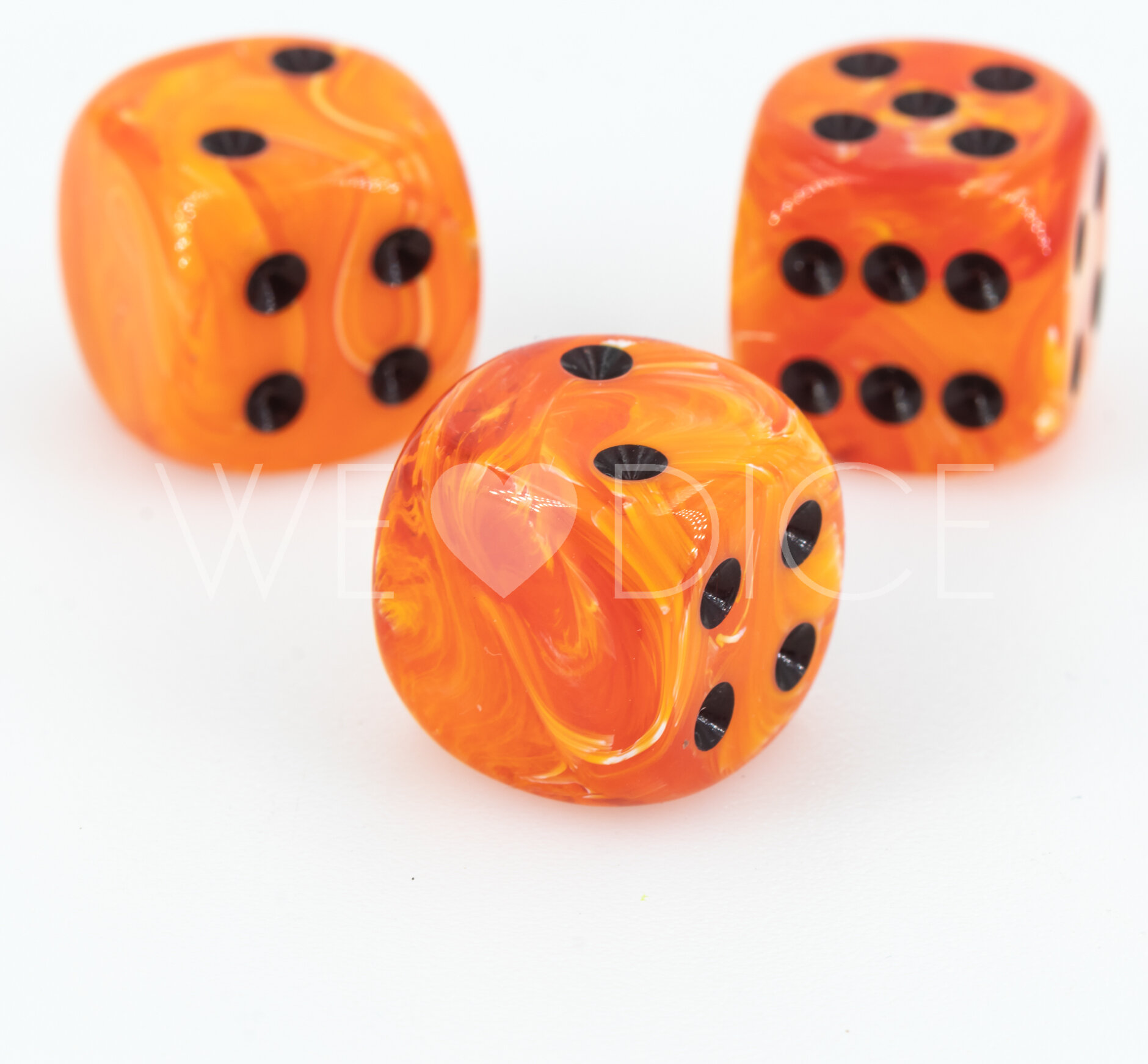 16mm Würfel in kürbis orange / schwarz Marmor ohne "1"